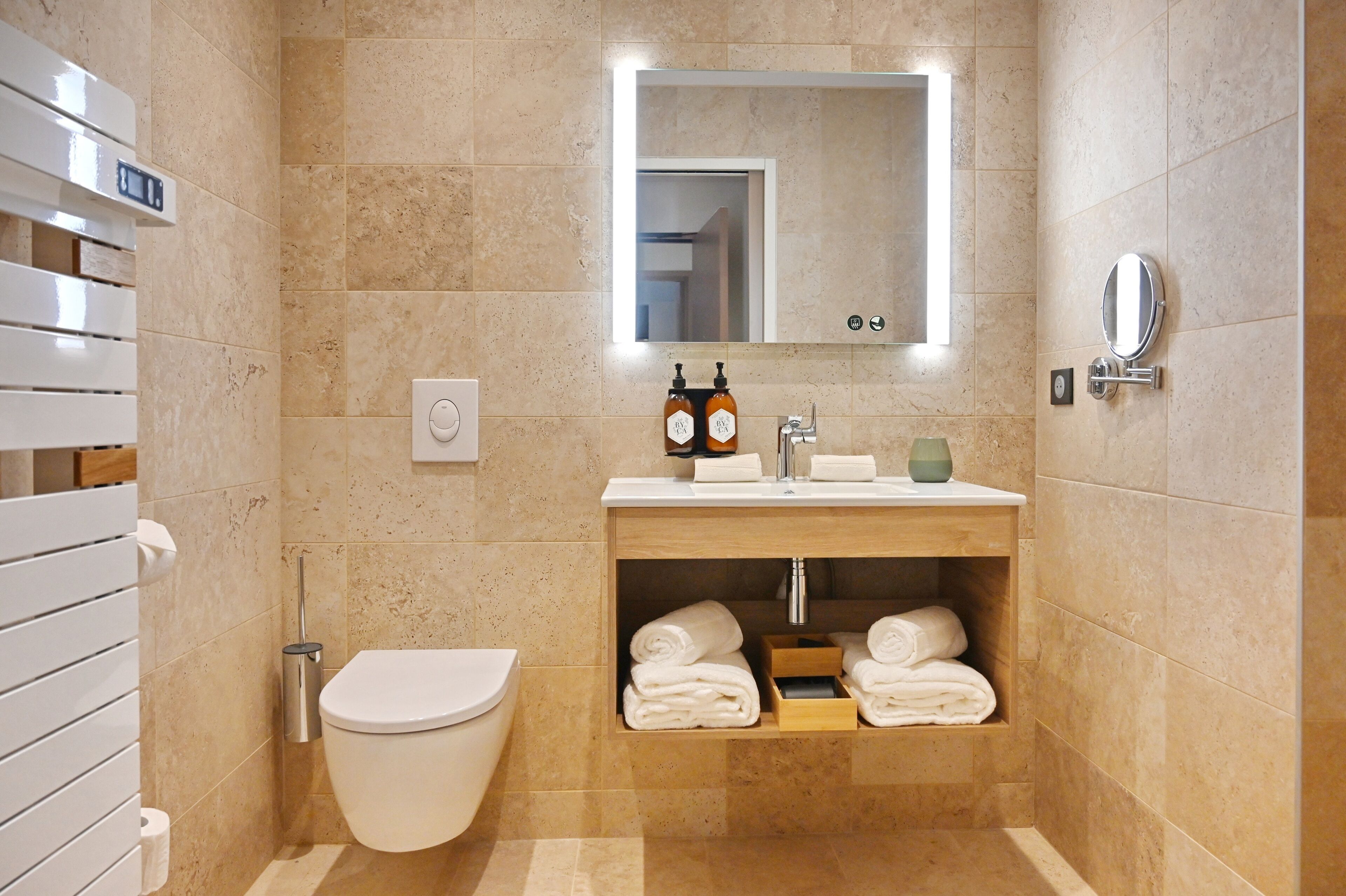 Deluxe Double Room | Bathroom | Shower, hair dryer, towels, soap