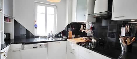 Réfrigérateur, micro-ondes, four, plaque de cuisson