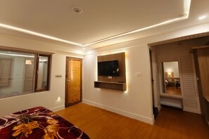 Deluxe Double Room | Free WiFi - Moustache Hostel Nainital (Nainital, Uttarakhand)