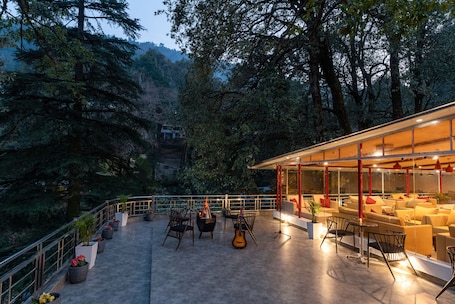 Terraza o patio. Moustache Hostel Nainital