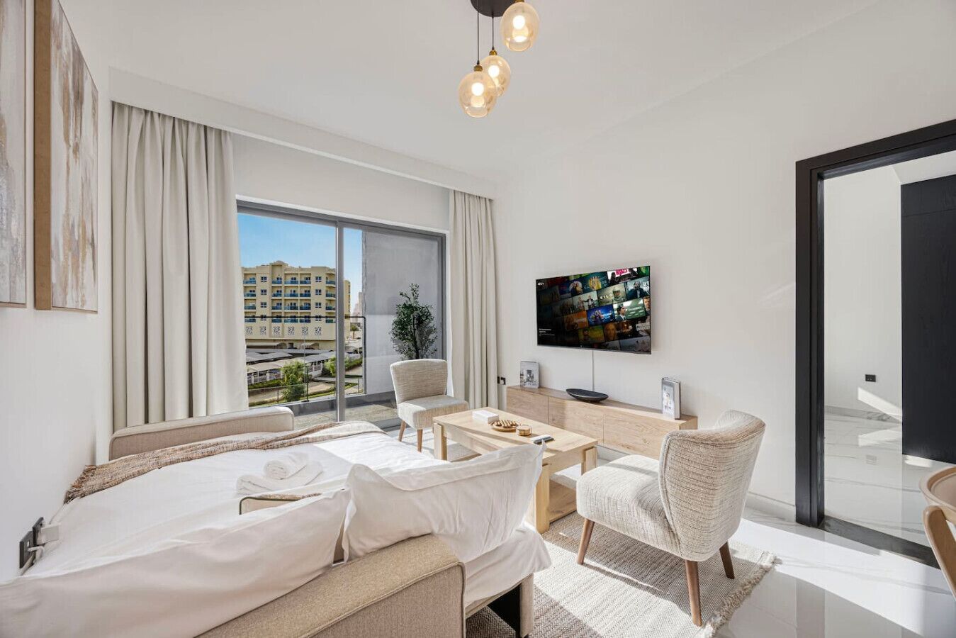 Tabla de planchar con plancha, wifi y ropa de cama 