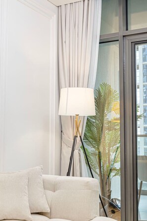 TV - Lux 2BHK BusinessBay|Pool View |Sauna, Pool & Gym (Dubai)