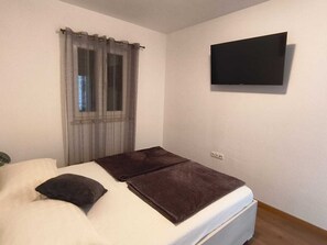 3 bedrooms, iron/ironing board, WiFi, bed sheets - Soothing 3-bedroom villa with AC in charming Đurinići (Đurinići)