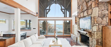 Smart TV, chimenea y tenis de mesa