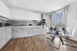 Fridge, microwave, oven, stovetop - Fantastic 2 bed Flat with amazing view in Barking (Barking)