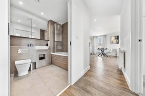 Shower, hair dryer, towels, soap - Fantastic 2 bed Flat with amazing view in Barking (Barking)