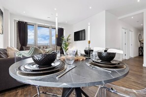 Dining - Fantastic 2 bed Flat with amazing view in Barking (Barking)