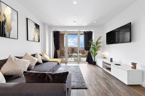 TV - Fantastic 2 bed Flat with amazing view in Barking (Barking)