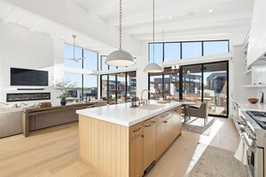 Fridge, microwave, oven, stovetop - Lake Luxury- Juniper Ridge-Pool Table and Beautiful Decor (Graford)