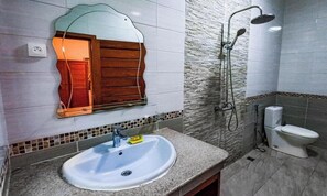 Dusche, Haartrockner, Handtücher, Seife