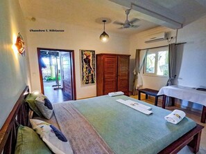 Iron/ironing board, WiFi, bed sheets - Comfort double room on the ground floor - Hôtel de charme avec piscine à Nosy Be (Ambaro)