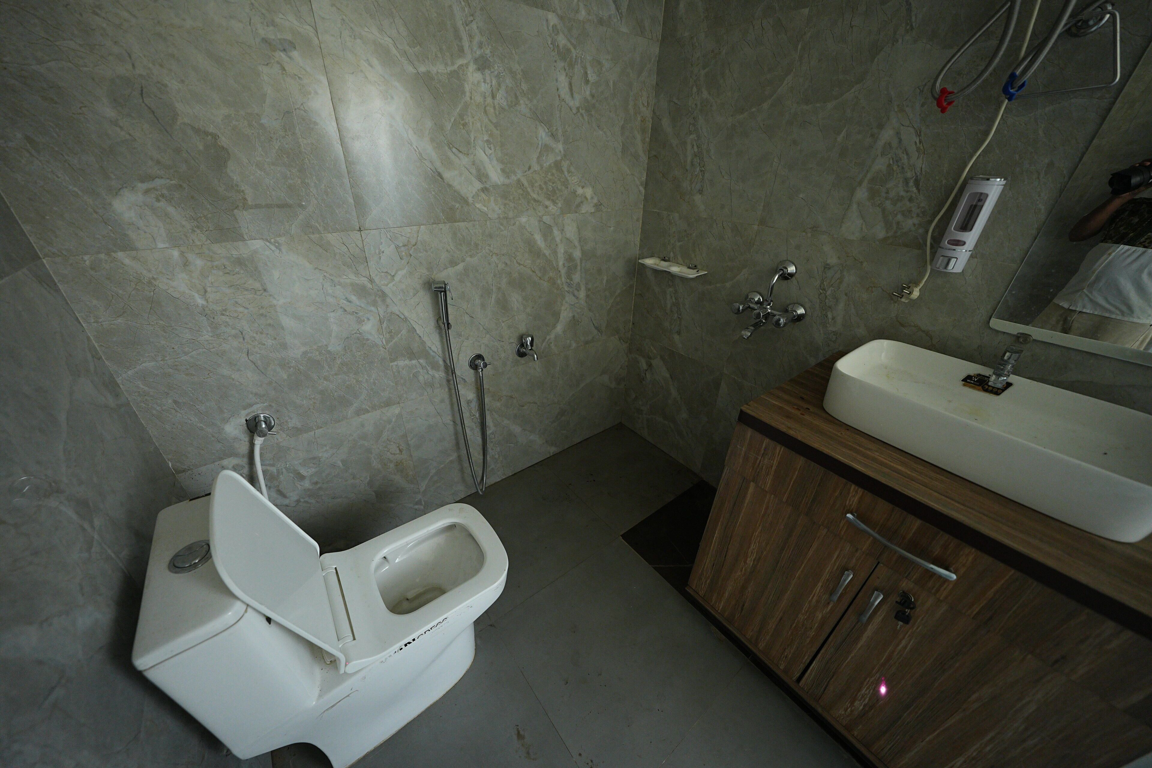 Deluxe tweepersoonskamer, uitzicht op tuin | Badkamer | Een douche, handdoeken, zeep, shampoo