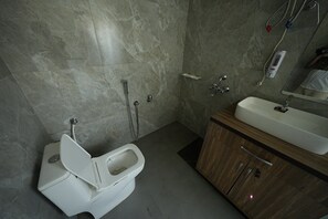 ห้องดีลักซ์ดับเบิล, วิวสวน | ห้องน้ำ | ฝักบัว, ผ้าเช็ดตัว, สบู่, ยาสระผม