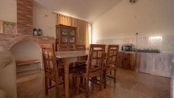 فيلا فاخرة - منظر للحديقة | تناول الطعام