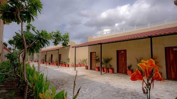 المنطقة المحيطة بالمنشأة