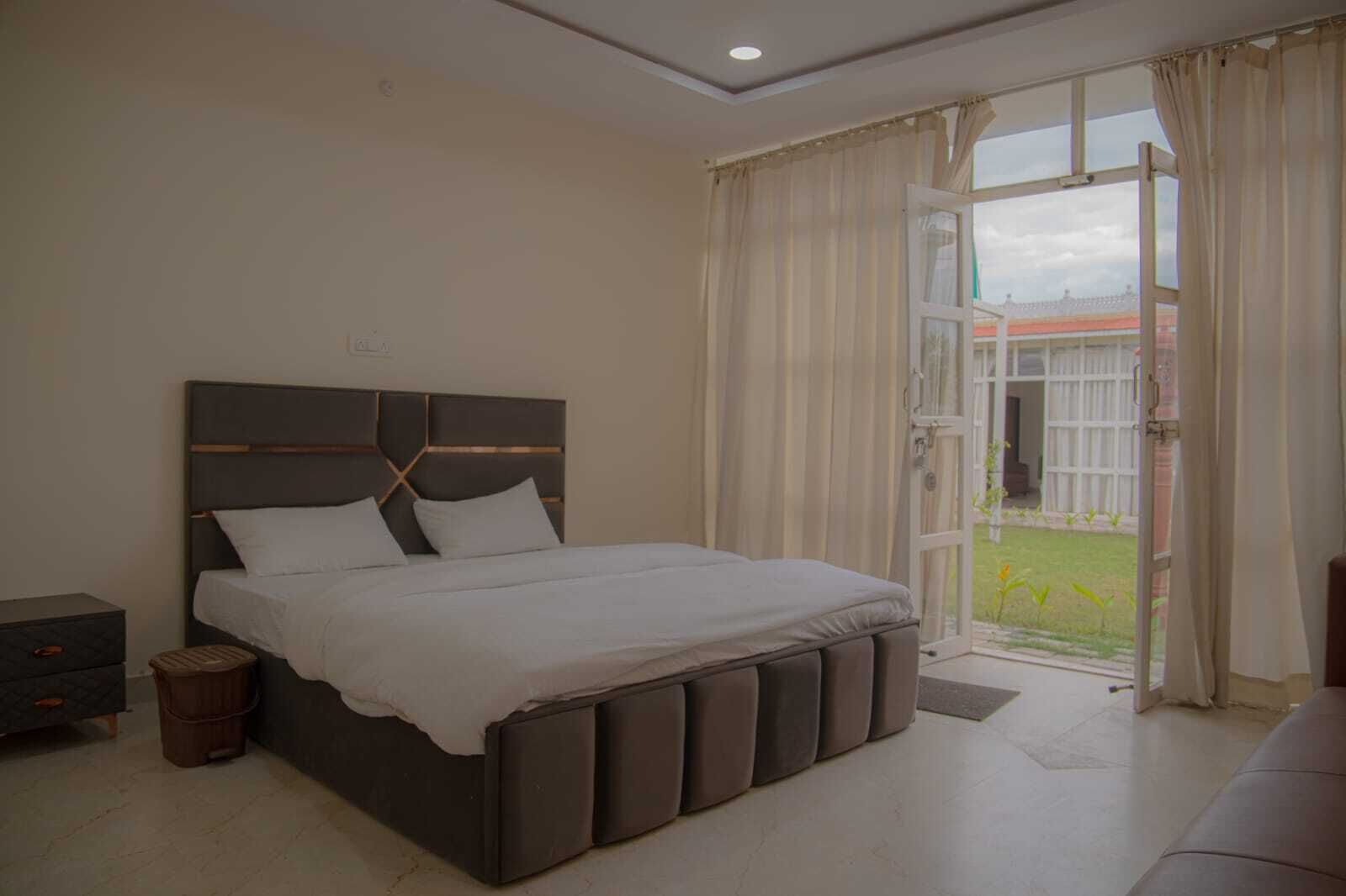 Deluxe Single Room, Garden View | In-room safe, iron/ironing board