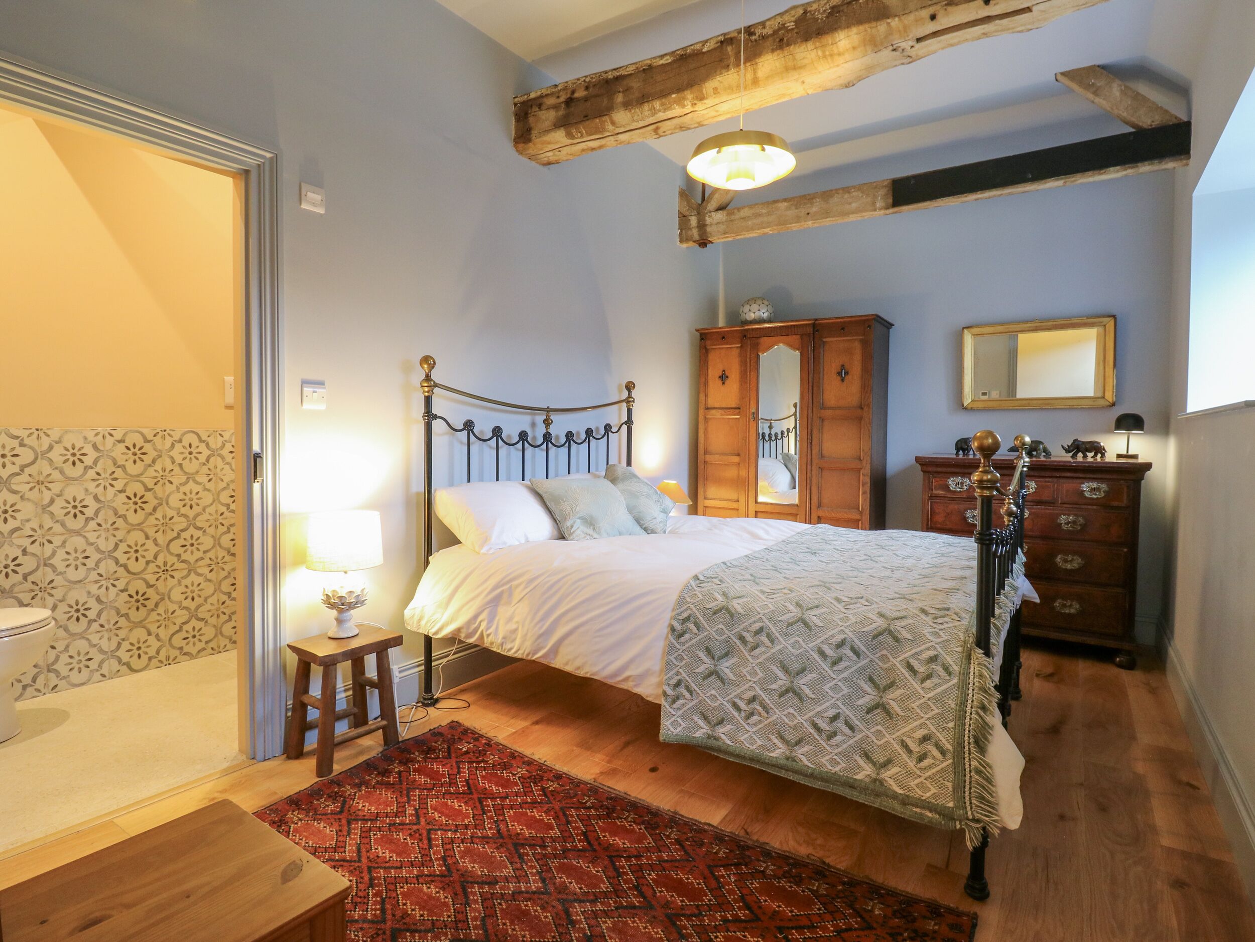 2 kamar tidur dan didekorasi berbeda-beda