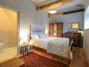 2 kamar tidur dan didekorasi berbeda-beda