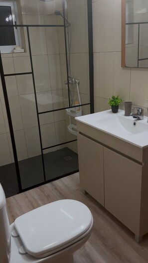 Dusche, Haartrockner, Handtücher, Toilettenpapier