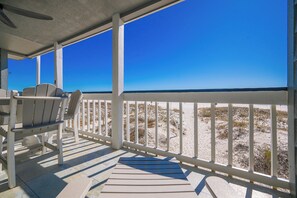 Outdoor dining - Regatta Condominiums 106B by Brett/Robinson (Gulf Shores)