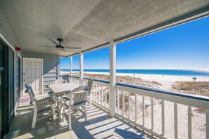 Outdoor dining - Regatta Condominiums 106B by Brett/Robinson (Gulf Shores)