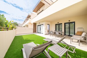 Outdoor dining - Amalia Garden Groundfloor Retreat, a footstep from beach and sea, By OYOOSTAYS (Torrevieja)