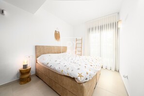 2 bedrooms, iron/ironing board, WiFi, bed sheets - Amalia Garden Groundfloor Retreat, a footstep from beach and sea, By OYOOSTAYS (Torrevieja)