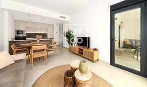 TV - Amalia Garden Groundfloor Retreat, a footstep from beach and sea, By OYOOSTAYS (Torrevieja)