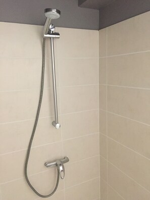 Shower, hair dryer, toilet paper - GÎTE DE LA TOUR 80 m from the beach Entire house with outdoor terrace. (Saint-Aubin-sur-Mer)