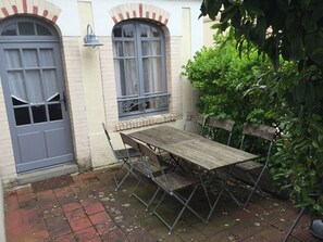 Outdoor dining - GÎTE DE LA TOUR 80 m from the beach Entire house with outdoor terrace. (Saint-Aubin-sur-Mer)