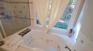 Shower, jetted bath, hair dryer, towels