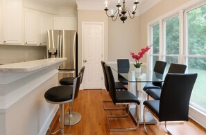 Dining - Private Luxury Retreat, 5 Beds, Spa Jacuzzi, Sleeps Large Groups (Atlanta)