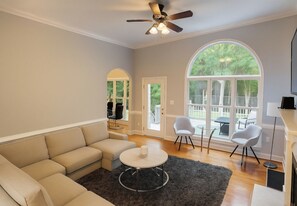 Living area - Private Luxury Retreat, 5 Beds, Spa Jacuzzi, Sleeps Large Groups (Atlanta)