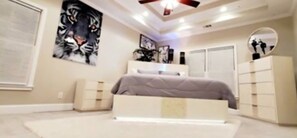 4 bedrooms, iron/ironing board, WiFi, bed sheets - Private Luxury Retreat, 5 Beds, Spa Jacuzzi, Sleeps Large Groups (Atlanta)