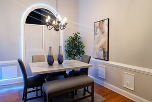 Dining - Private Luxury Retreat, 5 Beds, Spa Jacuzzi, Sleeps Large Groups (Atlanta)