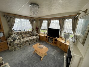 TV, fireplace - Walsh's Holiday Park - The Sapphire (Skegness)