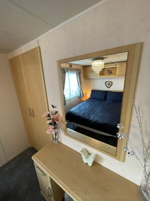 3 bedrooms, iron/ironing board, WiFi, bed sheets - Walsh's Holiday Park - The Sapphire (Skegness)