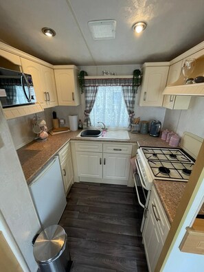Microwave, oven, stovetop - Walsh's Holiday Park - The Sapphire (Skegness)