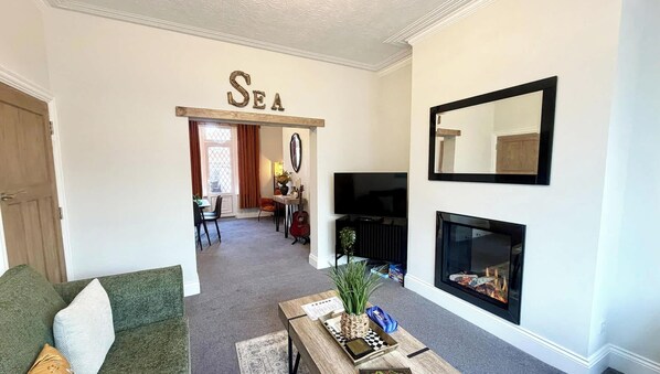 TV, offices - Driftwood Bay - Coastal Escape (Lancashire)