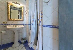 Ducha, secador de pelo, toallas, jabón