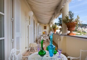 Outdoor dining - Palazzo Nobili (Capri)