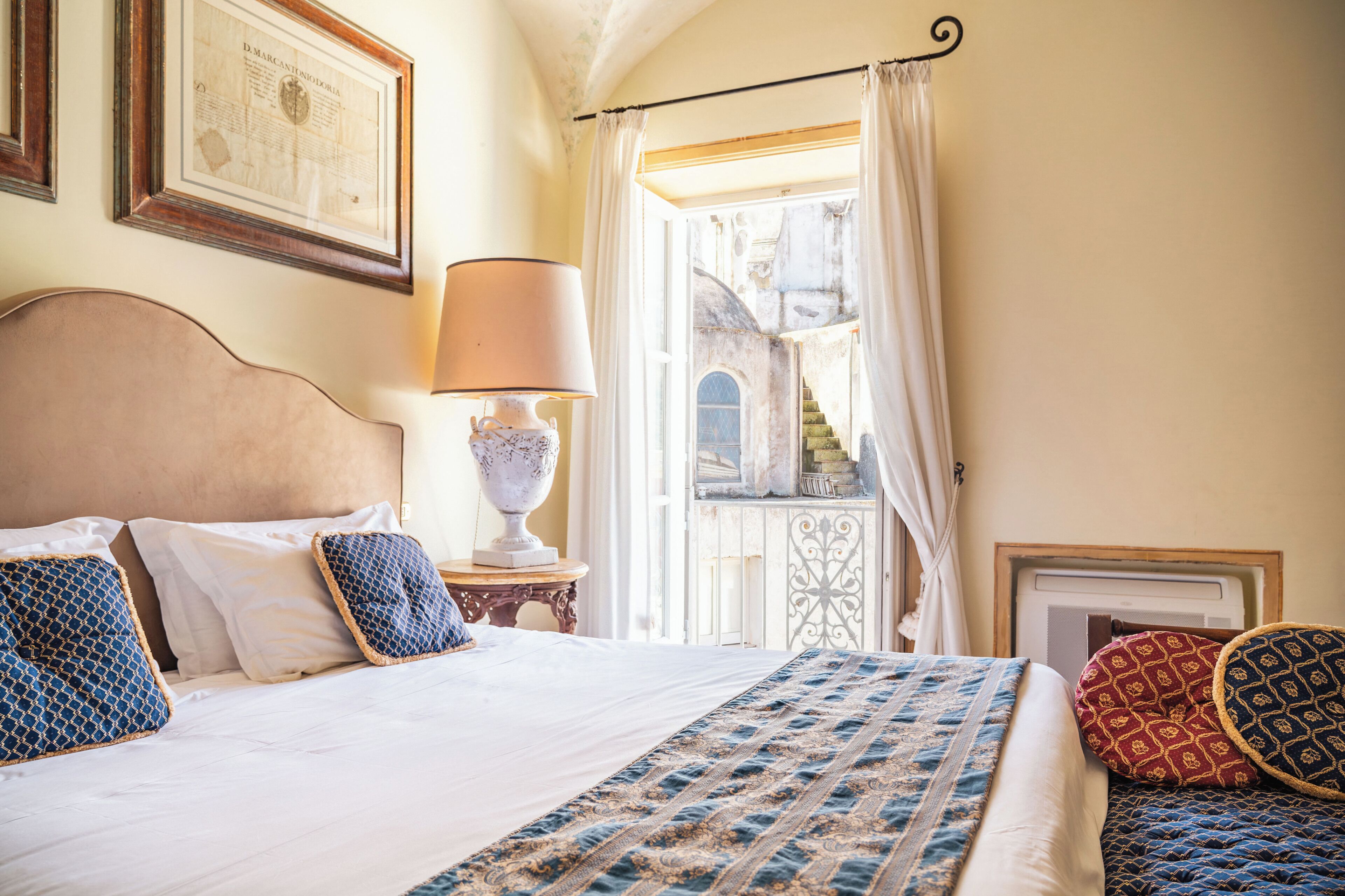 Suite Deluxe, vista città | Tende oscuranti, ferro/asse da stiro, Wi-Fi gratuito