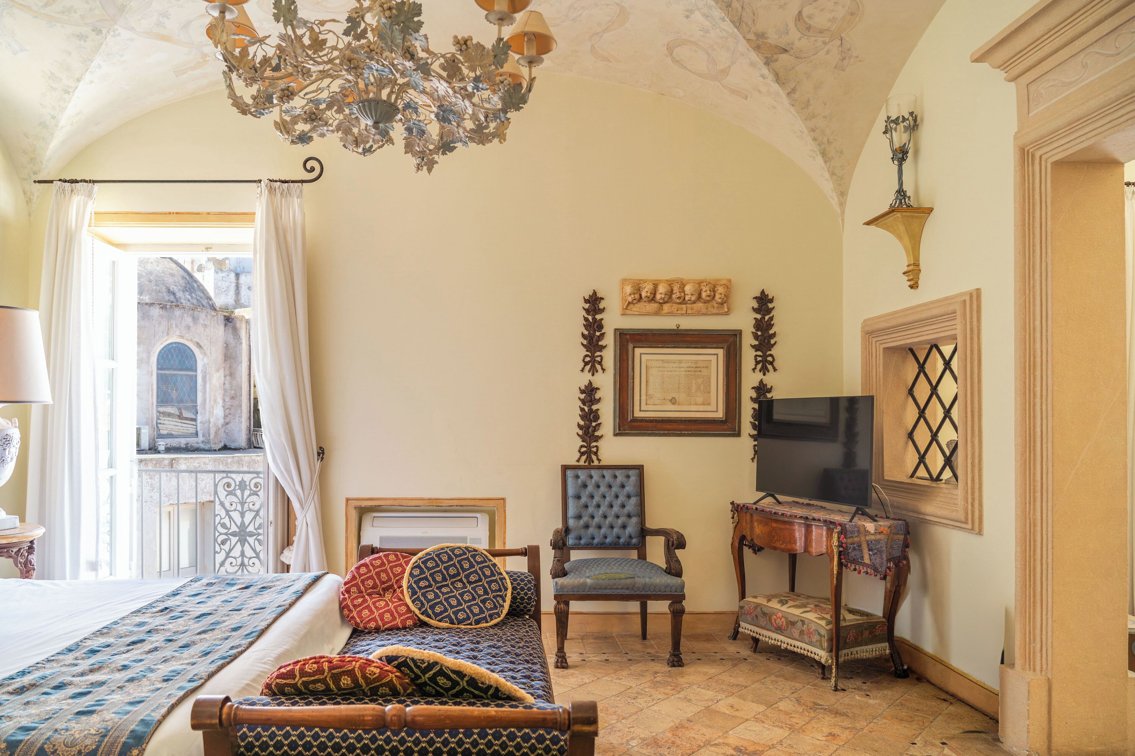 Deluxe Suite, City View | Blackout curtains, iron/ironing board, free WiFi