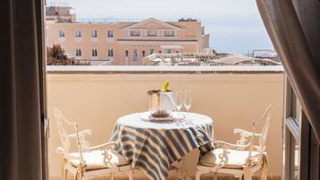 Camera Deluxe, vista mare, ad angolo | Terrazza/patio