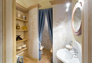 Shower, hair dryer, towels, soap - Palazzo Nobili (Capri)