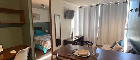 Tabla de planchar con plancha, wifi y ropa de cama