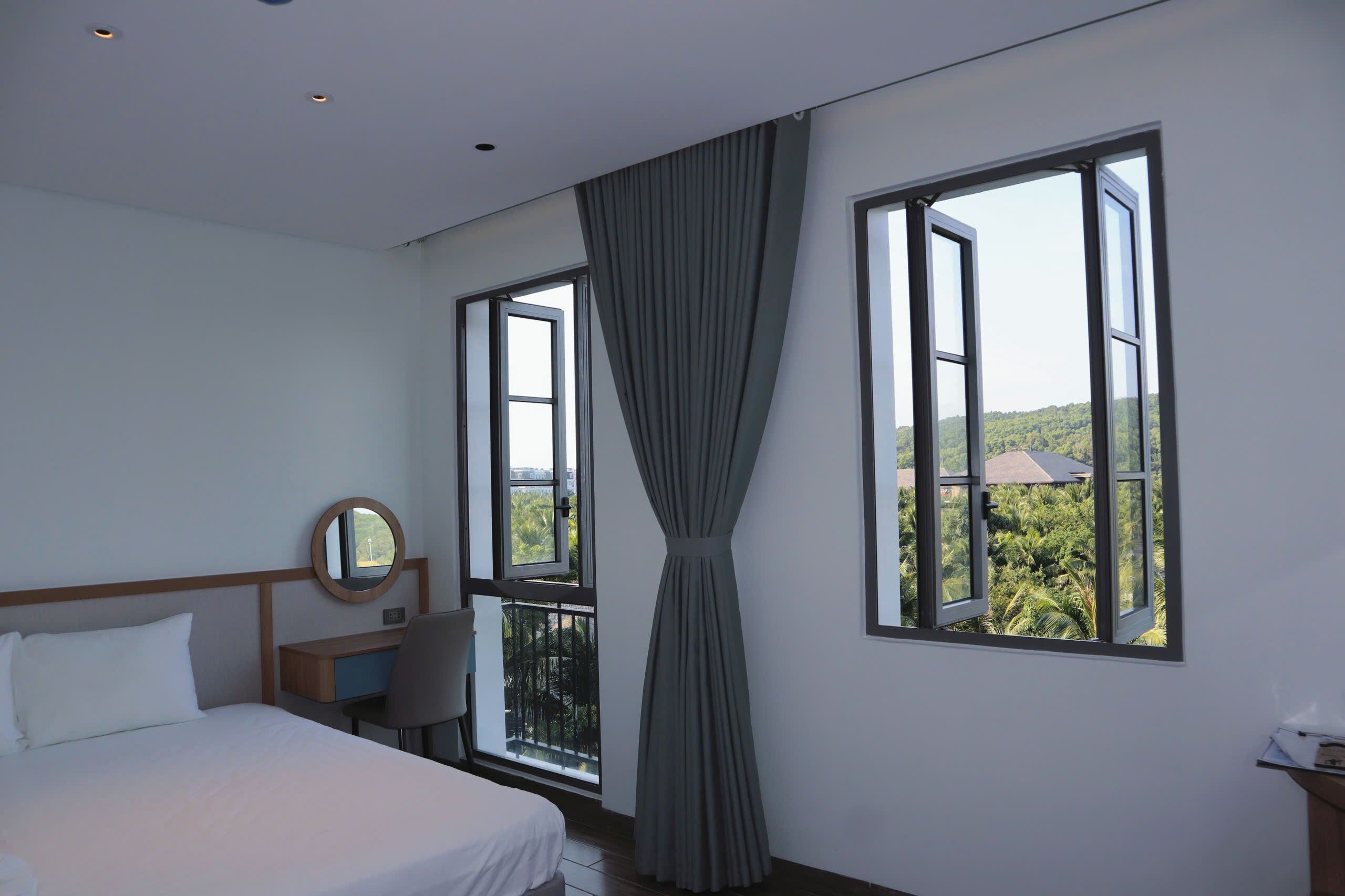 Deluxe Studio, Mountain View | Desk, free WiFi