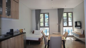 Une chambre moderne équipée d’un lit, d’une table à manger et d’un téléviseur.