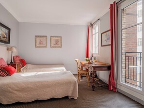 Iron/ironing board, Internet, bed sheets - 2 BEDROOM FLAT NEAR EIFFEL TOWER 110 sqm (Paris)