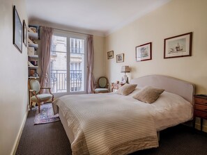 Iron/ironing board, Internet, bed sheets - 2 BEDROOM FLAT NEAR EIFFEL TOWER 110 sqm (Paris)